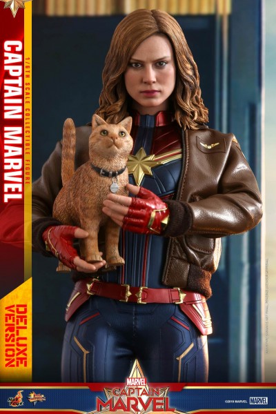 MMS 522 Captain Marvel (Deluxe)